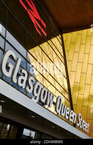 La ristrutturazione di £112 milioni di Queen Street station frontage by BDP offre un'architettura moderna di grande impatto a Glasgow Foto Stock