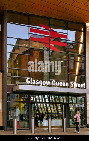 La ristrutturazione di £112 milioni di Queen Street station frontage by BDP offre un'architettura moderna di grande impatto a Glasgow Foto Stock