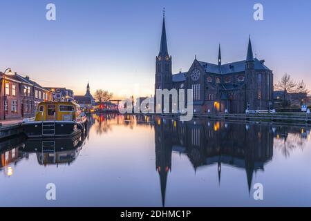 Lo storico villaggio Leidschendam, situato nei Paesi Bassi al Rijn-schiekanaal durante il tramonto Foto Stock