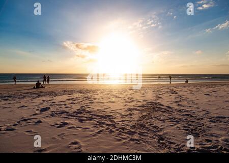 Splendido tramonto sulla spiaggia di Praia Grande. Arraial do Cabo, Rio de Janeiro, Brasile. Foto Stock