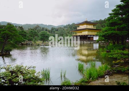 Kinkaku-ji (il Tempio del Padiglione d'Oro), ufficialmente chiamato Rokuon-ji (letteralmente "Tempio del Giardino dei Marieri"), è un tempio buddista Zen di Kyoto, in Giappone. E' uno degli edifici piu' popolari di Kyoto, che attrae molti visitatori ogni anno. Foto Stock