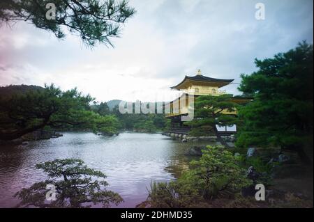 Kinkaku-ji (il Tempio del Padiglione d'Oro), ufficialmente chiamato Rokuon-ji (letteralmente "Tempio del Giardino dei Marieri"), è un tempio buddista Zen di Kyoto, in Giappone. E' uno degli edifici piu' popolari di Kyoto, che attrae molti visitatori ogni anno. Foto Stock