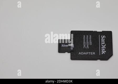 Una scheda micro SD e il relativo adattatore che ne mostrano la parte superiore lati Foto Stock