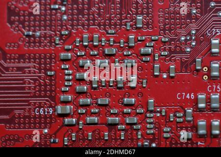 Un primo piano di una sezione di una scheda grafica che mostra i numerosi componenti singoli sulla scheda a circuito stampato Foto Stock