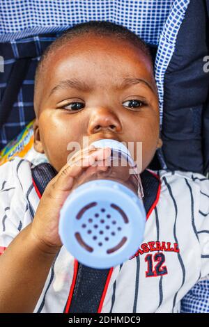 Birmingham, Alabama, Splash Adventure, precedentemente parco a tema VisionLand Magic Adventure, bottiglia di contenimento per bambini Black boy, Foto Stock