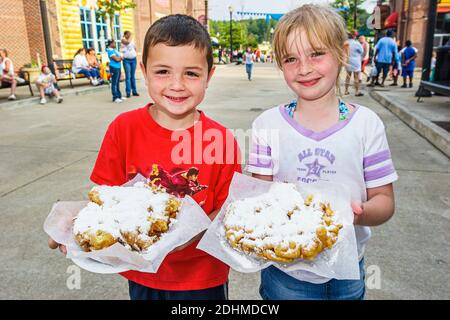 Birmingham Alabama, Splash Adventure precedentemente VisionLand Magic Adventure Theme Park, ragazzo ragazza bambini che tengono imbuto torta torte cibo carnevale, Foto Stock