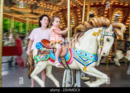 Birmingham Alabama, Splash Adventure ex VisionLand Magic Adventure Theme Park, giostra cavallo ragazza bambino figlia madre genitore, Foto Stock