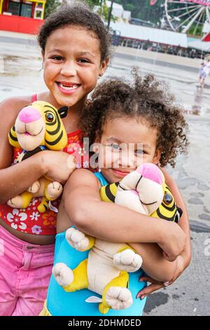 Birmingham Alabama, Splash Adventure precedentemente VisionLand Magic Adventure Theme Park, Black suore ragazze che detengono animali ripieni tigre animali, Foto Stock