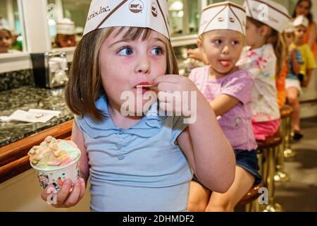Alabama Sylacauga Blue Bell Creameries gelateria produzione impianto di produzione, bambini ragazze che mangiano gelato tour scuola campo di viaggio, studenti, indossato Foto Stock