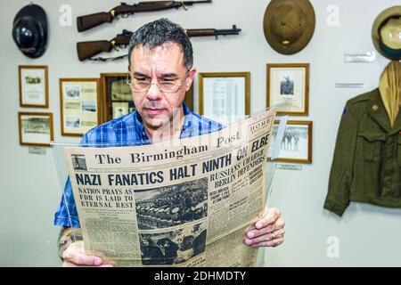 Alabama Aliceville Camp Aliceville Museo, la seconda guerra mondiale tedesco POW prigioniero campo mostra collezione, uomo legge leggere vecchio giornale, Foto Stock