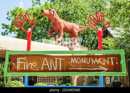 Alabama Northport Kentuck Art Center, Rusty Big Red Metal dog americana, cartello monumento con la formica del fuoco, Foto Stock