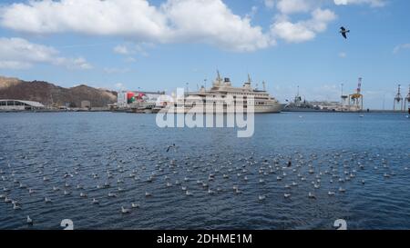 Royal Yacht di Sultan Qaboos, porto di Muttrah, Muscat Oman Foto Stock