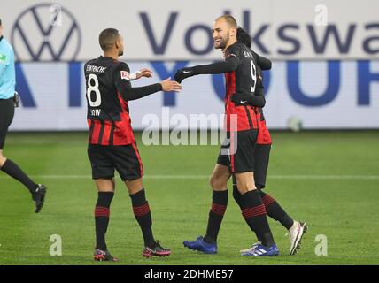 Città di Wolfsburg, Germania. 11 dic, 2020. Firo: 11.12.2020 Calcio 1. Bundesliga, Stagione 2020/2021 VfL Wolfsburg - SGE Eintracht Frankfurt Bas Dost, giubilazione, grazie, dopo, il suo, obiettivo, per 1: 0, con, e, Djibil sow, Daichi Kamada | Use Worldwide Credit: dpa/Alamy Live News Foto Stock