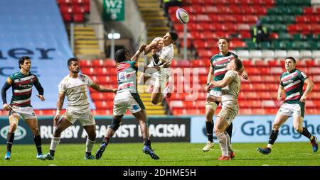 Leicester, Regno Unito. 11 Dicembre 2020. ; Welford Road Stadium, Leicester, Midlands, Inghilterra; European Rugby Challenge Cup, Leicester Tigers Versus Brive; Aaron Grandidier Nkanang di Brive perde la palla mentre salta per fare un Catch Credit: Action Plus Sports Images/Alamy Live News Foto Stock