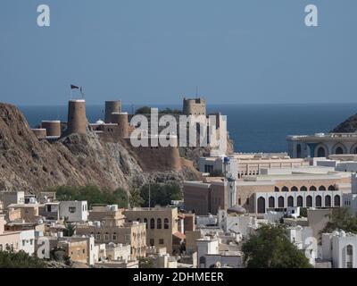 Al Mirani Fort e al Alam Palace, Kalbūh, Muscat, Oman Foto Stock