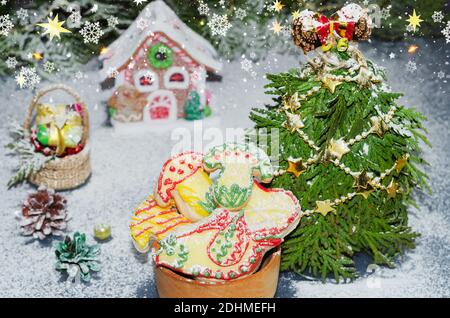 Biscotti fatti in casa a forma sullo sfondo delle decorazioni di Natale. Messa a fuoco selettiva Foto Stock