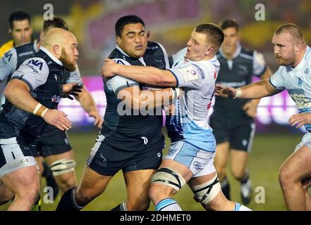 Rodney Ah di Newcastle Falcons ti scontrerai con lo Shane Lewis-Hughes di Cardiff Blues durante la partita della European Challenge Cup al Kingston Park Stadium di Newcastle upon Tyne. Foto Stock