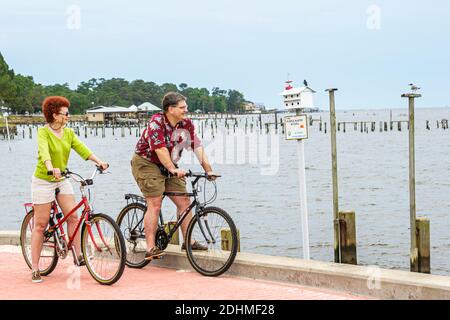 Alabama Fairhope Municipal Park Pier Mobile Bay, uomo donna coppia femminile in bicicletta, Foto Stock