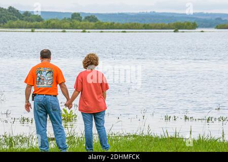 Alabama Lake Eufaula Lakepoint Resort state Park, Chattahoochee River wetland altopiano habitat, uomo donna coppia donna guardando paesaggio naturale, Foto Stock