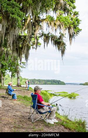 Alabama Lake Eufaula Lakepoint Resort state Park, Chattahoochee River wetland altopiano habitat, campeggio uomo donna coppia femmina pesca muschio spagnolo, Foto Stock