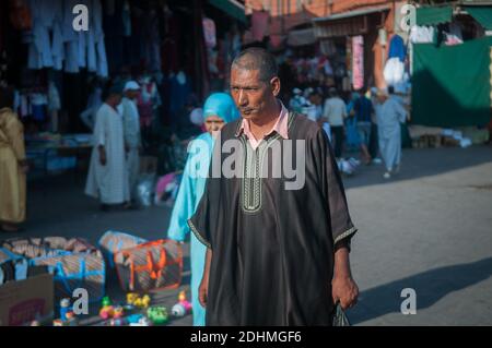 Marrakech, Marocco. 08-10/2018. Jemaa El Fna è la piazza principale e il mercato nel quartiere medina di Marrakech (città vecchia). Uomo arabo che cammina per strada. Foto Stock