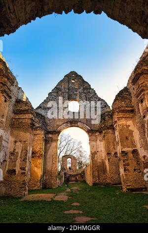 Vista interna di Katarinka, rovine della chiesa di Santa Caterina e monastero a Dechtice, Slovacchia, incorniciati da archi in pietra. Foto Stock