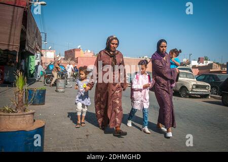 Marrakech, Marocco. 08-10/2018. Jemaa El Fna è la piazza principale e il mercato nel quartiere medina di Marrakech (città vecchia). Famiglia a piedi in strada. Foto Stock