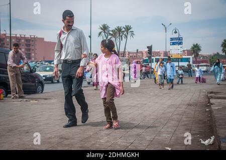 Marrakech, Marocco. 08-10/2018. Jemaa El Fna è la piazza principale e il mercato nel quartiere medina di Marrakech (città vecchia). Padre che porta sua figlia a scuola. Foto Stock