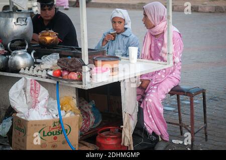 Marrakech, Marocco. 08-10/2018. Jemaa El Fna è la piazza principale e il mercato nel quartiere medina di Marrakech (città vecchia). Madre e figlia che mangiano. Foto Stock