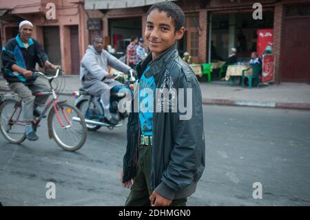 Marrakech, Marocco. 08-10/2018. Jemaa El Fna è la piazza principale e il mercato nel quartiere medina di Marrakech (città vecchia). Adolescente maschile sulla strada. Foto Stock