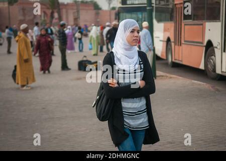 Marrakech, Marocco. 08-10/2018. Jemaa El Fna è la piazza principale e il mercato nel quartiere medina di Marrakech (città vecchia). Donna in attesa sulla fermata dell'autobus. Foto Stock