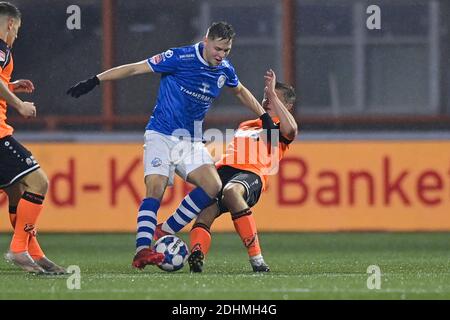 VOLENDAM, PAESI BASSI - DICEMBRE 11: Ringo Meerveld del FC Den Bosch e Alex Plat del FC Volendam prima della partita olandese di Keukenkampioendivision Foto Stock