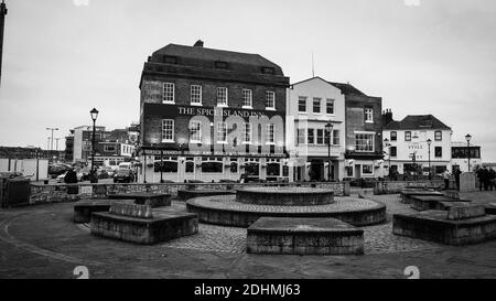 Portsmouth Inghilterra paesaggio urbano in bianco e nero - PORTSMOUTH, INGHILTERRA - 29 DICEMBRE 2019 Foto Stock