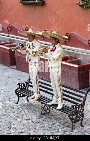 Una tradizionale band messicana di mariachi suona durante una celebrazione di nozze nel parco Lavaderos del Chorro a San Miguel de Allende, Guanajuato, Messico. Foto Stock