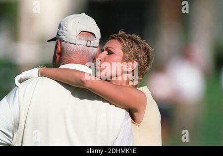 René Angelil, il marito ed ex manager di Celine Dion, è morto all'età di 73 anni, il cantante ha annunciato. Il signor Angelil, che Dion ha sposato nel 1994 e con cui ha tre figli, è morto a casa a Las Vegas per cancro. Dion ha preso due pause di carriera per prender cura di Angelil dopo che gli è stato diagnosticato il cancro della gola, la prima in 2000. File Foto : © Lionel Hahn/ABACA. 17885-21. Palm Springs, C.A, USA, 21/03/2000. Canadian Singer Cline Dion & Husband René Angelil durante il torneo di golf ProAm Celebrities al Nabisco Championship. Foto Stock