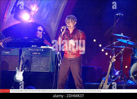 File : © Nicolas Khayat/ABACA. 34574-3. New York City-NY-USA, 10/05/2002. David Bowie si esibisce dal vivo sul palco al concerto gratuito di MTV Battery Park, parte del Tribeca Film Festival. Foto Stock