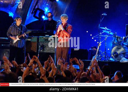 File : © Nicolas Khayat/ABACA. 34574-6. New York City-NY-USA, 10/05/2002. David Bowie si esibisce dal vivo sul palco al concerto gratuito di MTV Battery Park, parte del Tribeca Film Festival. Foto Stock