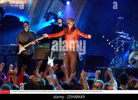 File : © Nicolas Khayat/ABACA. 34574-7. New York City-NY-USA, 10/05/2002. David Bowie si esibisce dal vivo sul palco al concerto gratuito di MTV Battery Park, parte del Tribeca Film Festival. Foto Stock