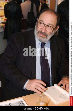 File photo di Umberto Eco alla 22esima Fiera del Libro di Parigi, 23 marzo 2002. Eco, meglio conosciuto per il suo romanzo il nome della Rosa, è morto all'età di 84 anni. La sua famiglia dice che è morto tardi venerdì a casa sua. The Name of the Rose è stato realizzato in un film nel 1989 con l'attore scozzese Sean Connery. Eco, che scrisse anche il romanzo di Foucault's Pendulum, continuò a pubblicare nuove opere, con Year Zero rilasciato lo scorso anno. Foto di Giancarlo Gorassini/ABACAPRESS.COM Foto Stock