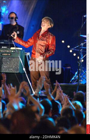 File : © Nicolas Khayat/ABACA. 34574-8. New York City-NY-USA, 10/05/2002. David Bowie si esibisce dal vivo sul palco al concerto gratuito di MTV Battery Park, parte del Tribeca Film Festival. Foto Stock