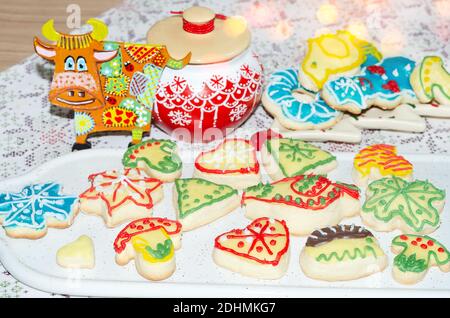 Biscotti fatti in casa su un tagliere e un giocattolo divertente a forma di toro. Messa a fuoco selettiva Foto Stock