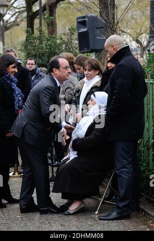 il presidente francese Francois Hollande saluta la famiglia del poliziotto ucciso Ahmed Merabet prima di svelare una targa Boulevard Richard Lenoir a Parigi, in Francia, il 5 gennaio 2016 in memoria di lui, ucciso qui in azione durante l'attacco terroristico del 7 gennaio 2015. Foto di Aurore Marechal/ABACAPRESS.COM Foto Stock