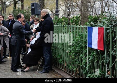 il presidente francese Francois Hollande saluta la famiglia del poliziotto ucciso Ahmed Merabet prima di svelare una targa Boulevard Richard Lenoir a Parigi, in Francia, il 5 gennaio 2016 in memoria di lui, ucciso qui in azione durante l'attacco terroristico del 7 gennaio 2015. Foto di Aurore Marechal/ABACAPRESS.COM Foto Stock