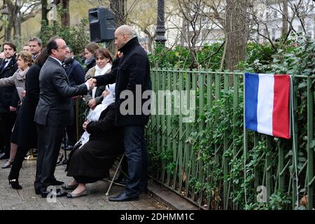 il presidente francese Francois Hollande saluta la famiglia del poliziotto ucciso Ahmed Merabet prima di svelare una targa Boulevard Richard Lenoir a Parigi, in Francia, il 5 gennaio 2016 in memoria di lui, ucciso qui in azione durante l'attacco terroristico del 7 gennaio 2015. Foto di Aurore Marechal/ABACAPRESS.COM Foto Stock