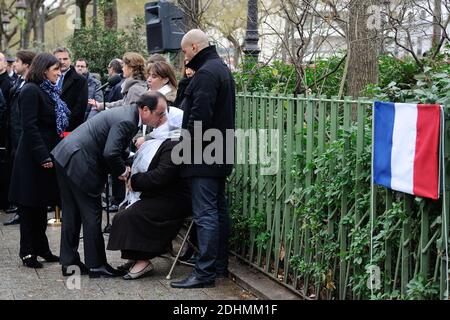 il presidente francese Francois Hollande saluta la famiglia del poliziotto ucciso Ahmed Merabet prima di svelare una targa Boulevard Richard Lenoir a Parigi, in Francia, il 5 gennaio 2016 in memoria di lui, ucciso qui in azione durante l'attacco terroristico del 7 gennaio 2015. Foto di Aurore Marechal/ABACAPRESS.COM Foto Stock