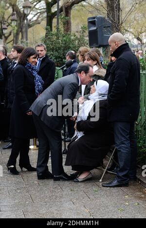 il presidente francese Francois Hollande saluta la famiglia del poliziotto ucciso Ahmed Merabet prima di svelare una targa Boulevard Richard Lenoir a Parigi, in Francia, il 5 gennaio 2016 in memoria di lui, ucciso qui in azione durante l'attacco terroristico del 7 gennaio 2015. Foto di Aurore Marechal/ABACAPRESS.COM Foto Stock