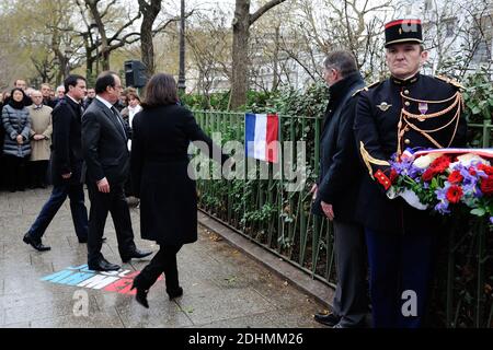 il presidente francese Francois Hollande, insieme a PM Manuel Valls e al sindaco di Parigi Anne Hidalgo, svelano a Parigi, in Francia, il 5 gennaio 2016, una lapide su Boulevard Richard Lenoir, in memoria del poliziotto francese Ahmed Merabet, ucciso qui in azione durante l'attacco terroristico del 7 gennaio 2015. Foto di Aurore Marechal/ABACAPRESS.COM Foto Stock