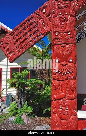 Incisioni sul Meeting House (Wharenui), Whakarewarewa vivente villaggio termale, Rotorua, Baia di Planty Regione, Isola del nord, Nuova Zelanda Foto Stock