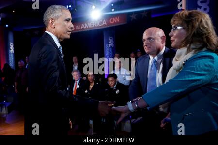Il presidente DEGLI STATI UNITI Barack Obama stringe le mani con l'ex Rep. Gabby Giffords, D-Ariz, durante la pausa commerciale di un evento dal vivo nel municipio con Anderson Cooper della CNN sulla riduzione della violenza sulle armi in America presso la George Mason University, Fairfax, VA, USA il 7 gennaio 2016. Foto di Aude Guerrucci/piscina/ABACAPRESS.COM Foto Stock