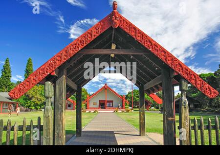 Maori meeting house, Rotowhio Marae, Te Puia, Nuova Zelanda istituto di arte e artigianato Maori, Rotorua, Baia di Planty, Nuova Zelanda Foto Stock